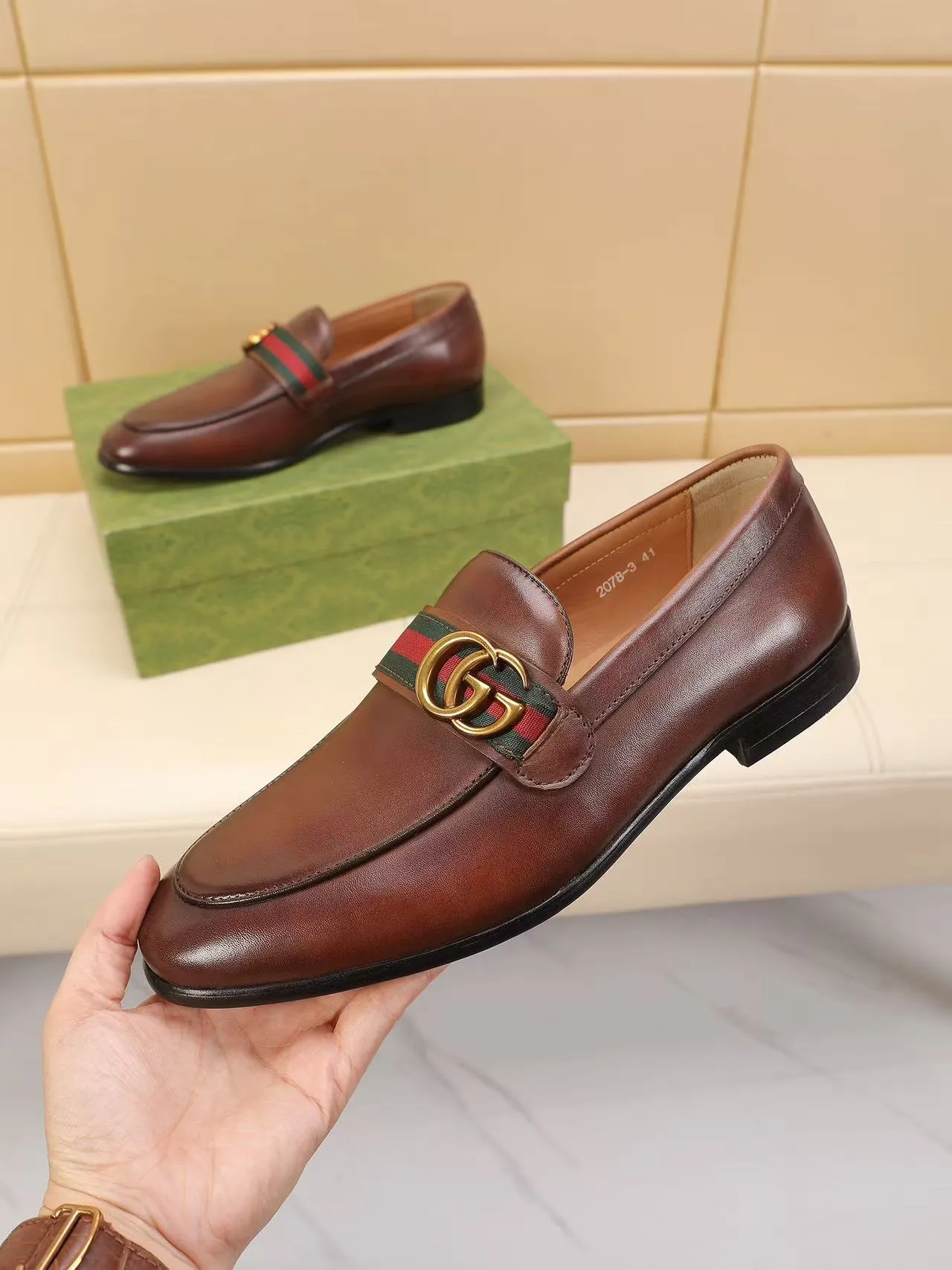 Men's men's shoes 💰440 🆘【GUCCI】Gucci ·🐂里· Hot-selling beanie shoes, top brand luxury, top quality, latest fashion beanie shoes.. The upper is made of original high mercerized smooth cow suede. (Full top-layer water-dyed 🐂 leather and lining). The original stylish and stylish soft rubber wear-resistant and non-slip outsole is light and comfortable on the foot, available in 2 colors! Matching code: 39-45 (38.46. Customized)